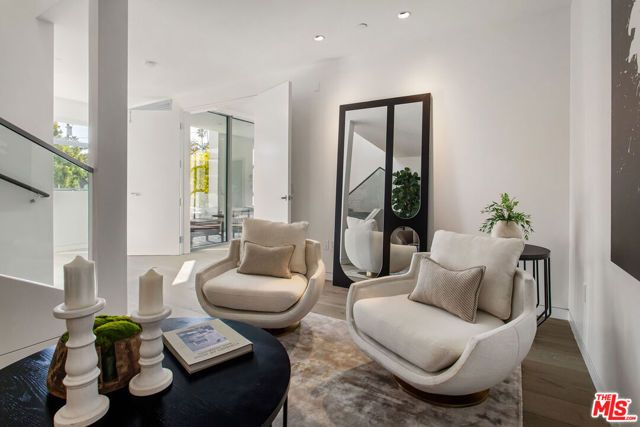 8600 Wilshire Boulevard TH 3, Beverly Hills, CA 90211