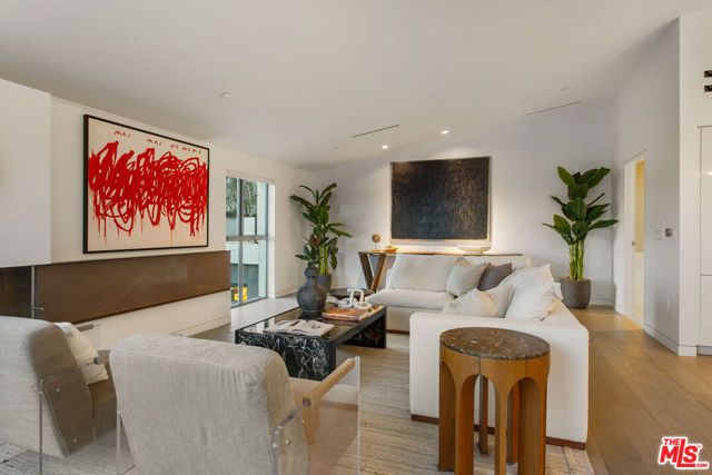 8600 Wilshire Boulevard TH 3, Beverly Hills, CA 90211