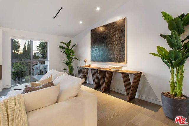 8600 Wilshire Boulevard TH 3, Beverly Hills, CA 90211