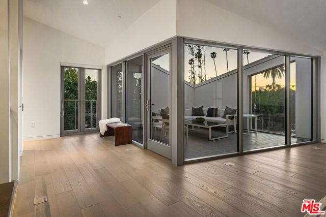 8600 Wilshire Boulevard TH 3, Beverly Hills, CA 90211