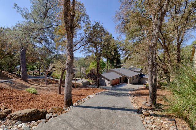 23440 Shadow Dr, Auburn, CA 95602