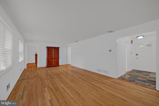 5 ROYAL OAK RD, Lawrence Township, NJ 08648