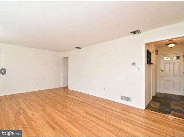 5 ROYAL OAK RD, Lawrence Township, NJ 08648