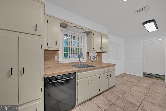 5 ROYAL OAK RD, Lawrence Township, NJ 08648