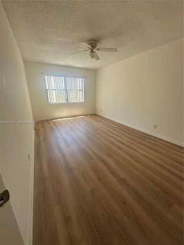 8290 Lake Drive 517, Doral, FL 33166