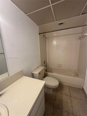 8290 Lake Drive 517, Doral, FL 33166