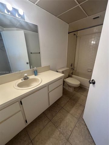 8290 Lake Drive 517, Doral, FL 33166