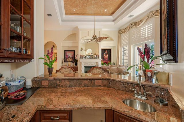 610 W Enclave Cir W, Pembroke Pines, FL 33027