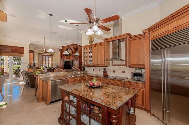 610 W Enclave Cir W, Pembroke Pines, FL 33027