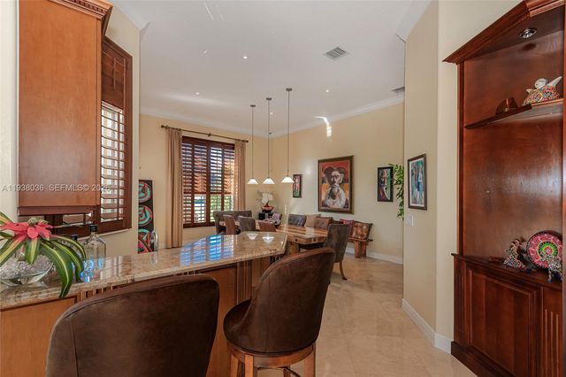 610 W Enclave Cir W, Pembroke Pines, FL 33027