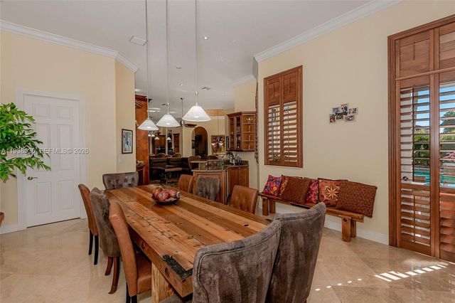 610 W Enclave Cir W, Pembroke Pines, FL 33027