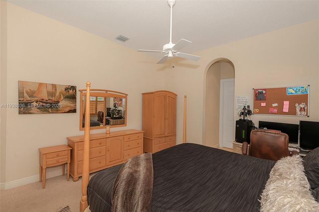 610 W Enclave Cir W, Pembroke Pines, FL 33027