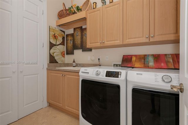 610 W Enclave Cir W, Pembroke Pines, FL 33027