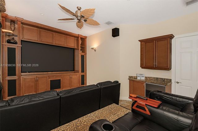 610 W Enclave Cir W, Pembroke Pines, FL 33027