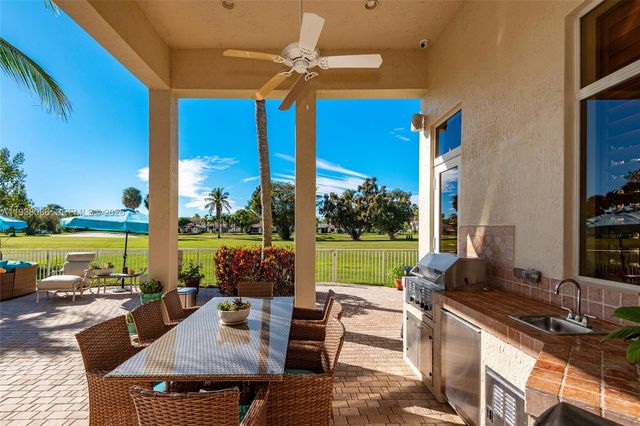 610 W Enclave Cir W, Pembroke Pines, FL 33027