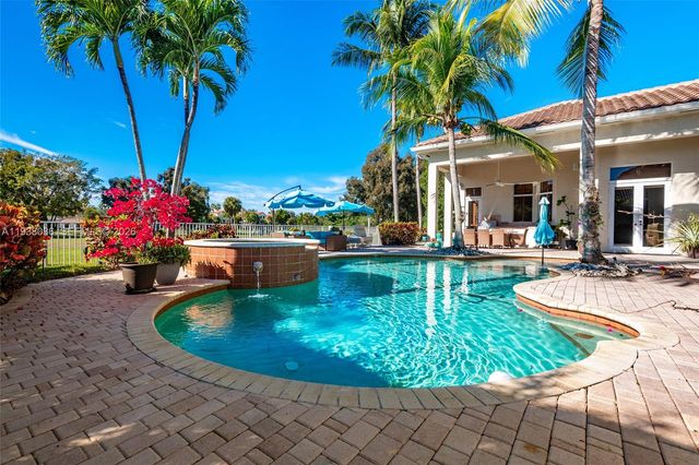 610 W Enclave Cir W, Pembroke Pines, FL 33027