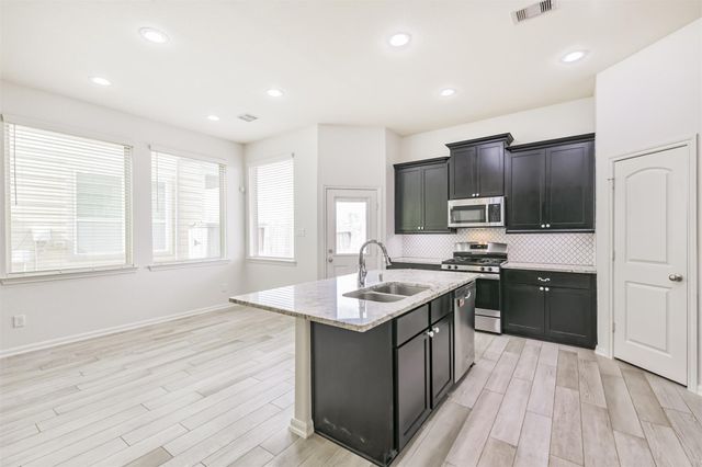 327 Biltmore Loop, Montgomery, TX 77316