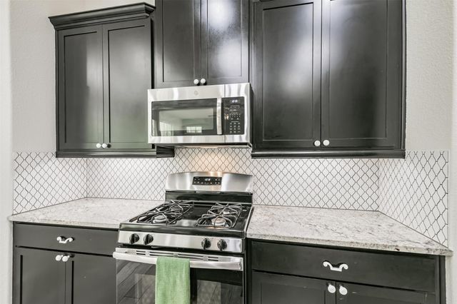 327 Biltmore Loop, Montgomery, TX 77316