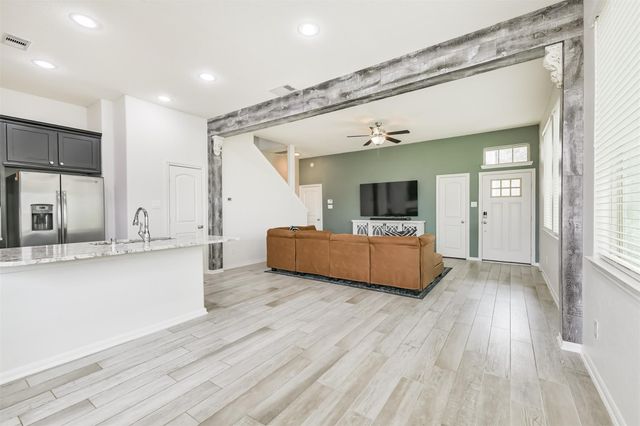 327 Biltmore Loop, Montgomery, TX 77316