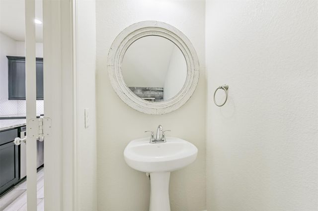 327 Biltmore Loop, Montgomery, TX 77316