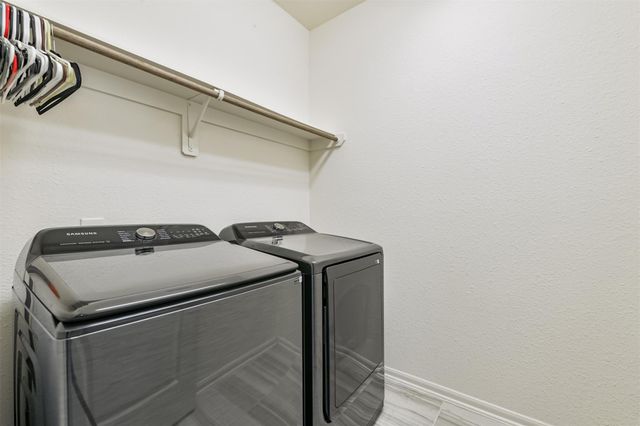 327 Biltmore Loop, Montgomery, TX 77316