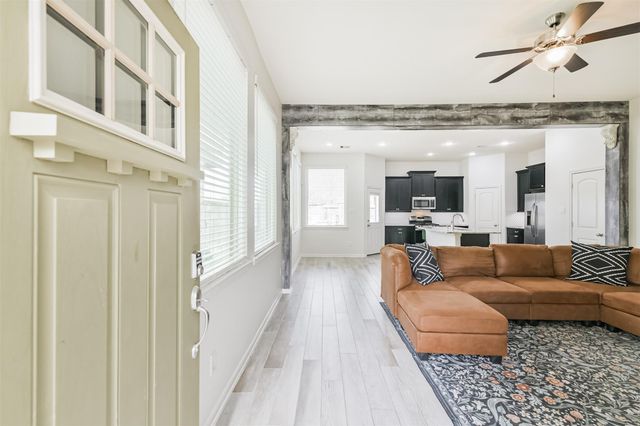 327 Biltmore Loop, Montgomery, TX 77316