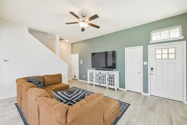 327 Biltmore Loop, Montgomery, TX 77316