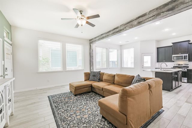 327 Biltmore Loop, Montgomery, TX 77316