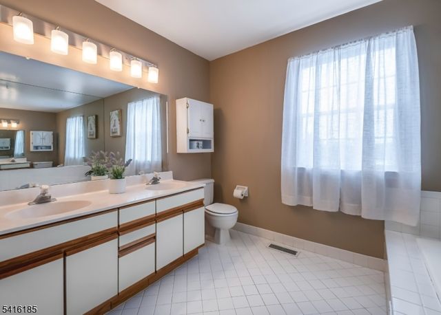 1 Pinehurst Dr, Washington Twp., NJ 07882