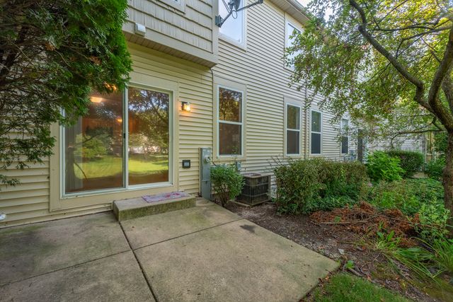 880 Countryfield Lane, Elgin, IL 60120