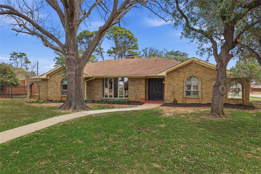 401 Monti Drive, Lewisville, TX 75057