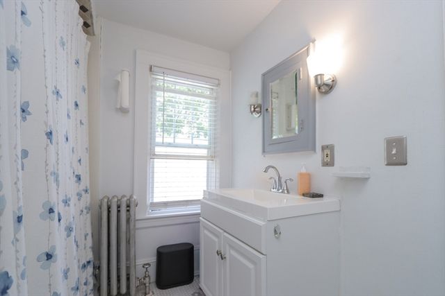 34 Preston St, Springfield, MA 01109