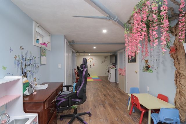 34 Preston St, Springfield, MA 01109