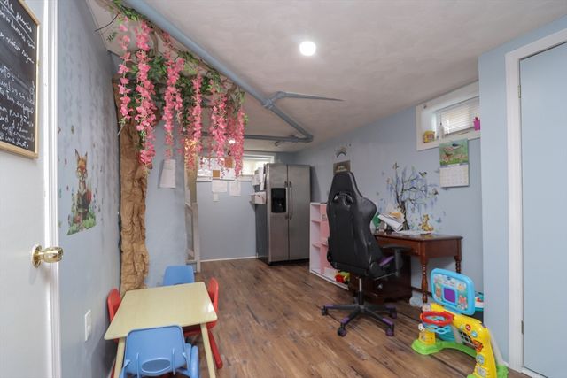 34 Preston St, Springfield, MA 01109