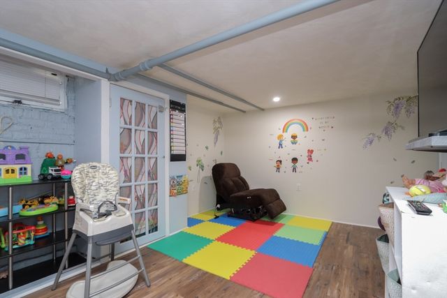 34 Preston St, Springfield, MA 01109