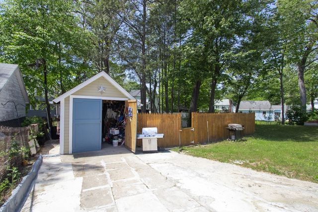 34 Preston St, Springfield, MA 01109
