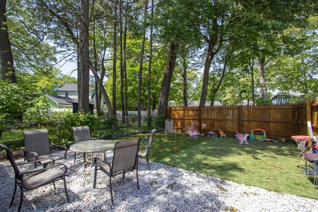 34 Preston St, Springfield, MA 01109