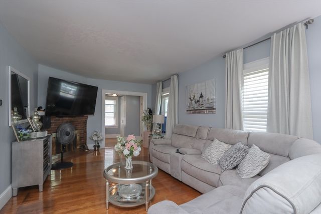34 Preston St, Springfield, MA 01109