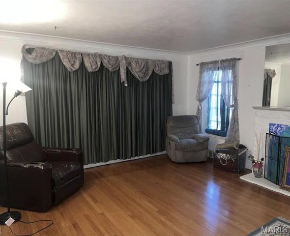 6830 Glades Avenue, St Louis, MO 63139