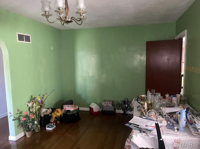 6830 Glades Avenue, St Louis, MO 63139