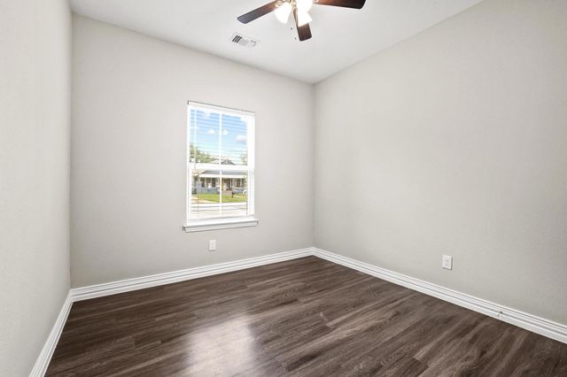 514 W Hull Street, Denison, TX 75020
