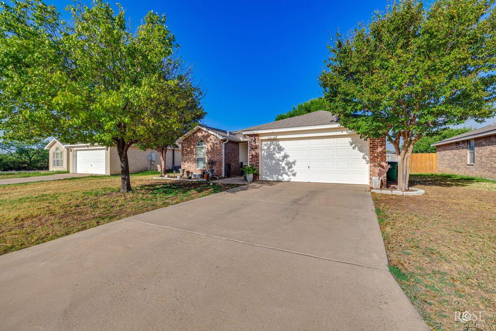 Image 3 of property listing at 1203 Wallace Lane, San Angelo, TX 76905