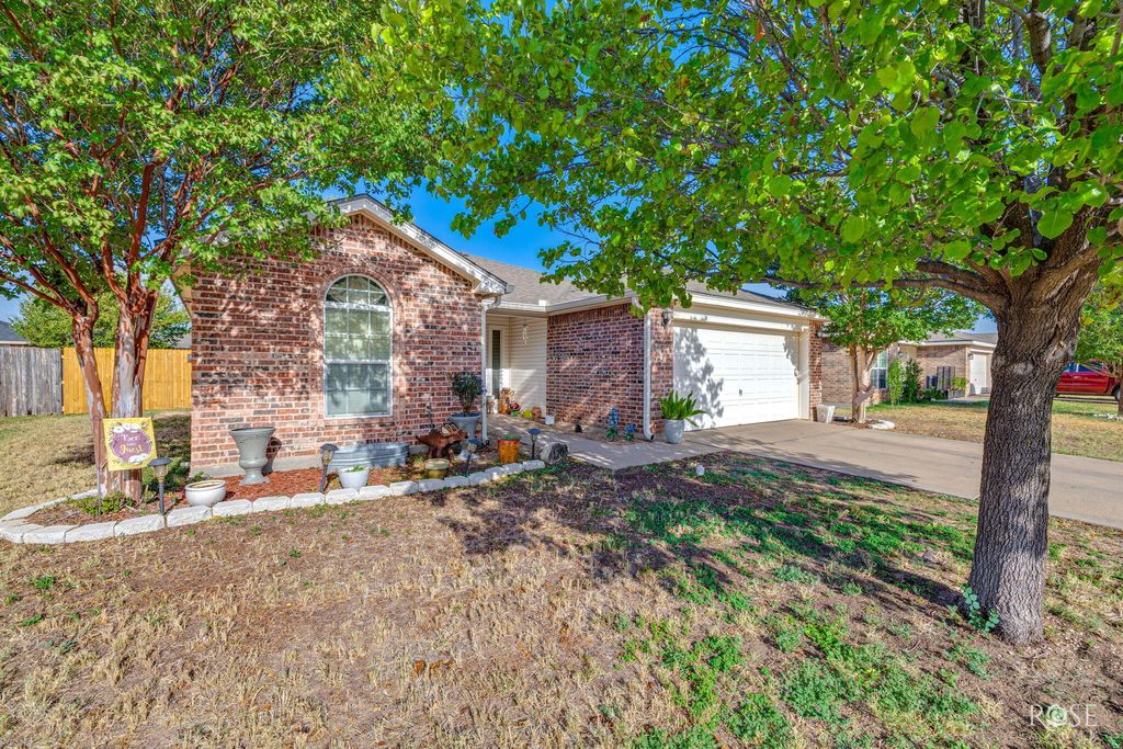 Image 4 of property listing at 1203 Wallace Lane, San Angelo, TX 76905