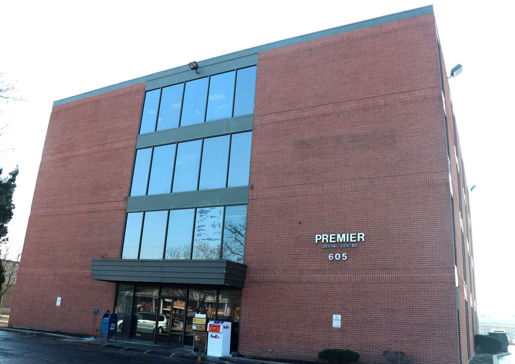 605 E Algonquin Road, Arlington Heights, IL 60005