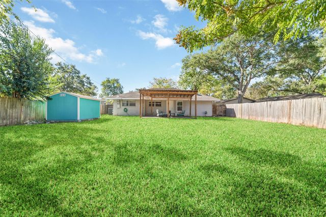8625 Bob White Drive, Houston, TX 77074