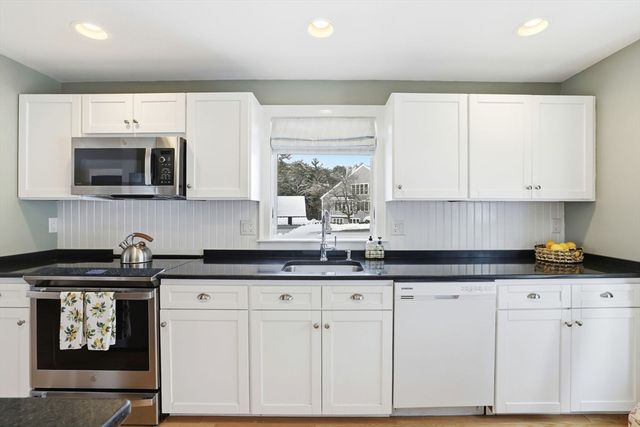 40 Bay Farm Rd 40, Duxbury, MA 02332