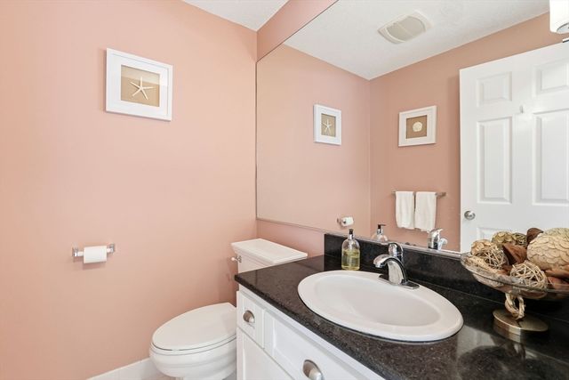 40 Bay Farm Rd 40, Duxbury, MA 02332