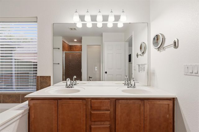 228 Hoot Owl LN N, Leander, TX 78641