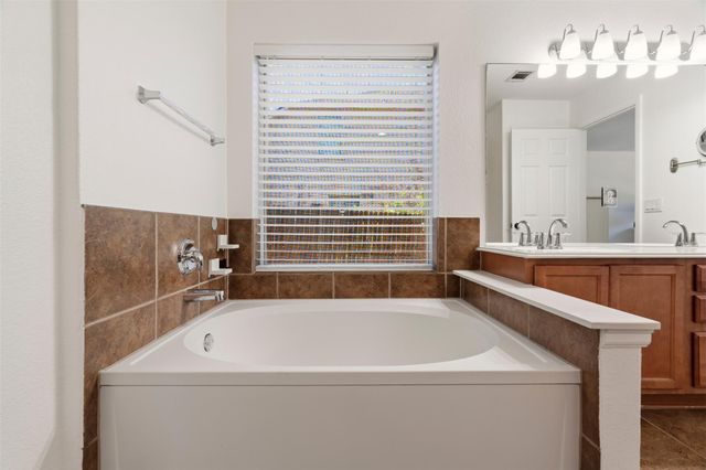 228 Hoot Owl LN N, Leander, TX 78641