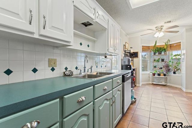 810 Corey Dr, Whitehouse, TX 75791